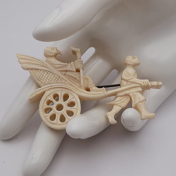 Vintage Carved Celluloid Rickshaw Brooch, Asian Scene Pin, 3 Inches - Picture 4 of 7
